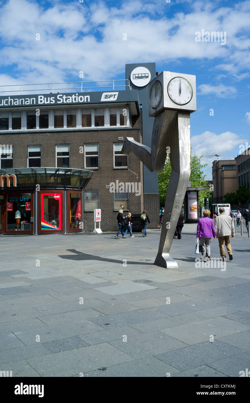 Dh Buchanan Street Estación de Autobuses ESTACIÓN DE AUTOBUSES DE GLASGOW Reloj moderna escultura fuera de la terminal de autobuses del reino unido Foto de stock