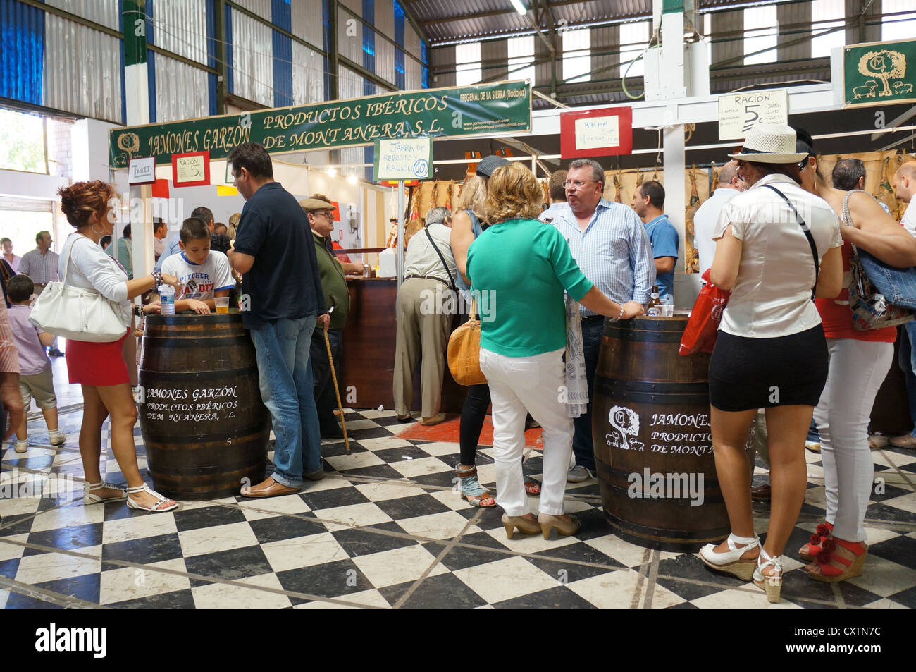 Los participantes visitan Feria Internacional de Ganadería exposición agro-industrial, área Agro-Food productos, en Zafra, España Foto de stock
