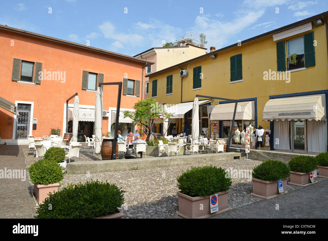 Restaurante al aire libre, Peschiera del Garda, el Lago de Garda, provincia de Verona, Región de Véneto, Italia Foto de stock