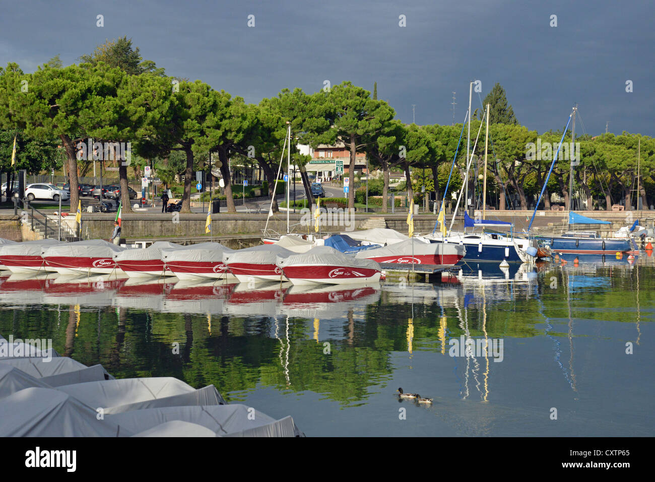 Lago en Peschiera del Garda, el Lago de Garda, provincia de Verona, Región de Véneto, Italia Foto de stock