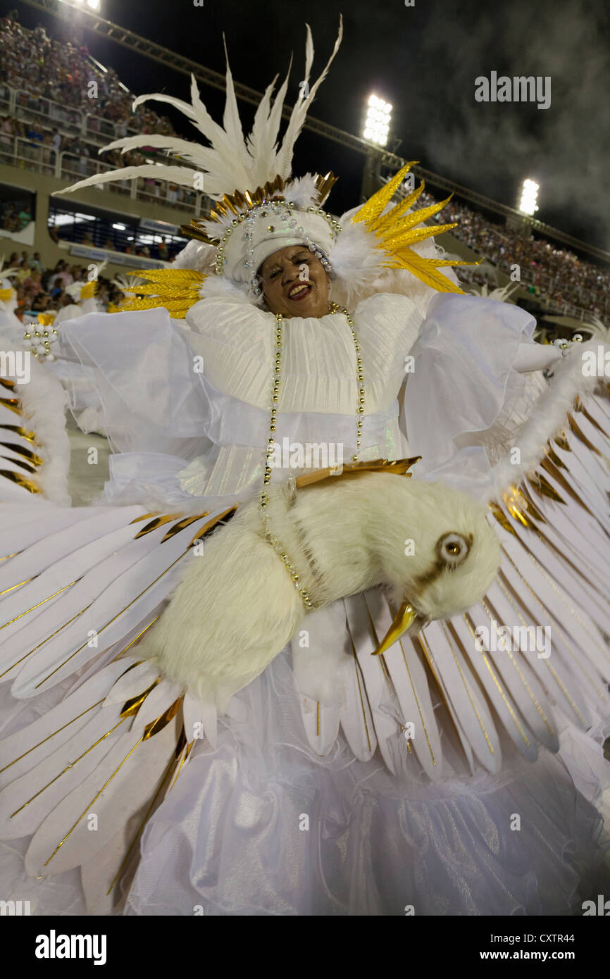 Pájaro Blanco vestido de mujer en el Carnaval de Río de Janeiro, Brasil  Fotografía de stock - Alamy