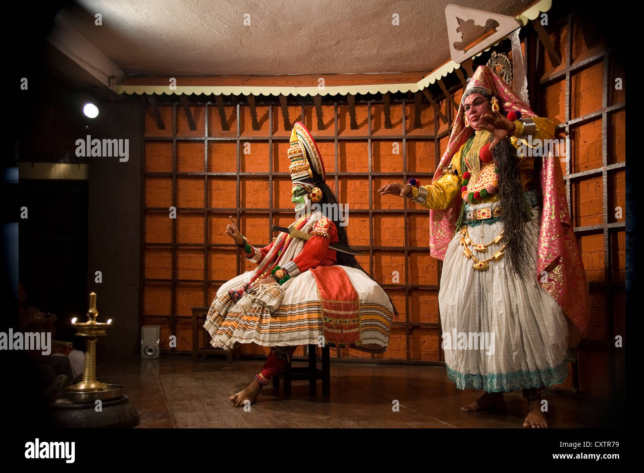 Amplio ángulo horizontal de Kathakali artistas de performance actuando en escena. Foto de stock