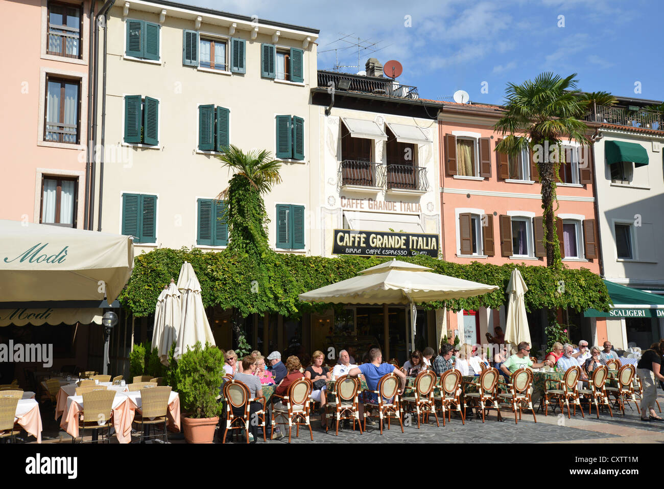 Piazza Carducci, Sirmione, Lago de Garda, provincia de Brescia, Región de Lombardía, Italia Foto de stock