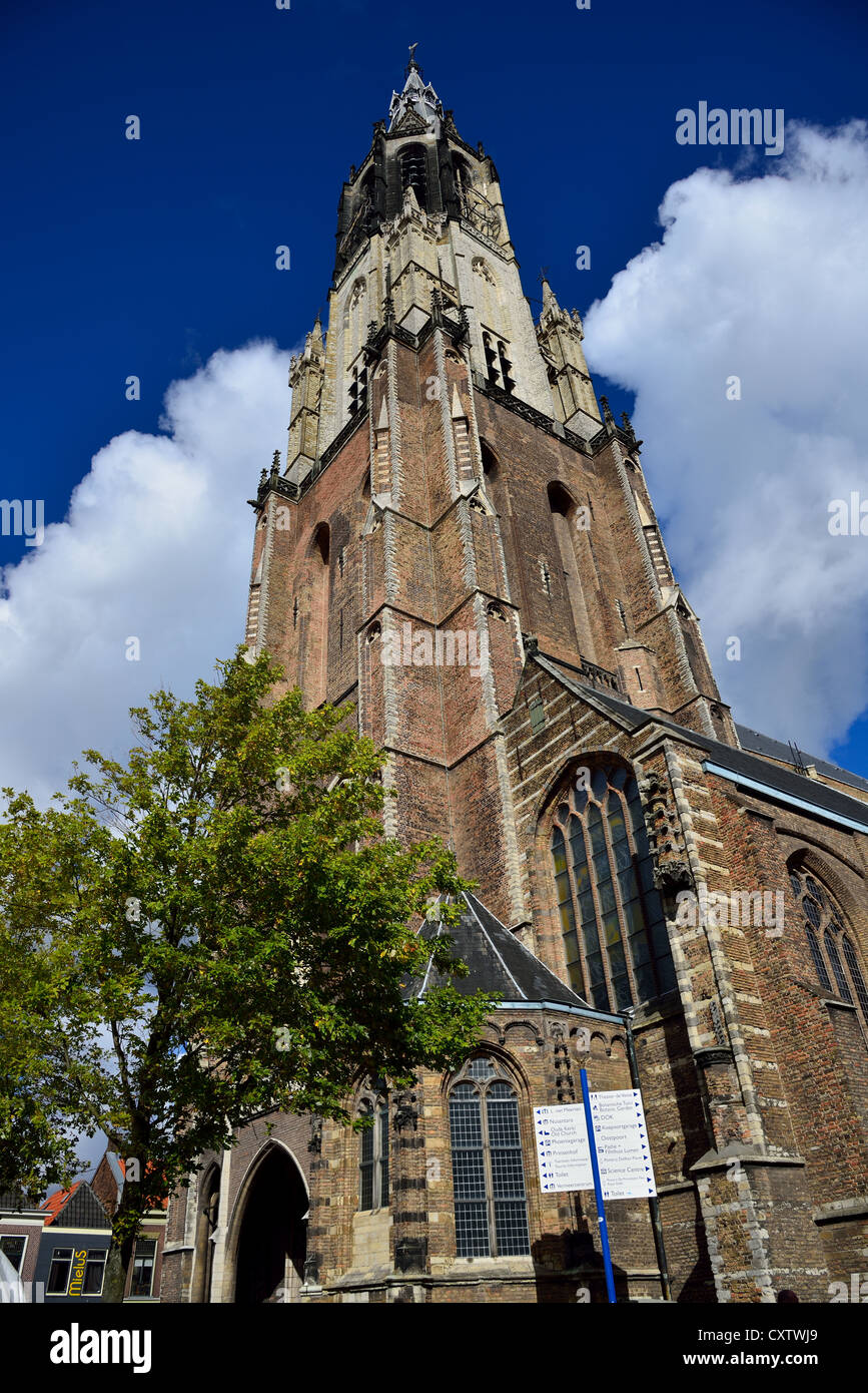 Torre de Iglesia de nuevo en la plaza de la ciudad. En Delft, Países Bajos. Foto de stock