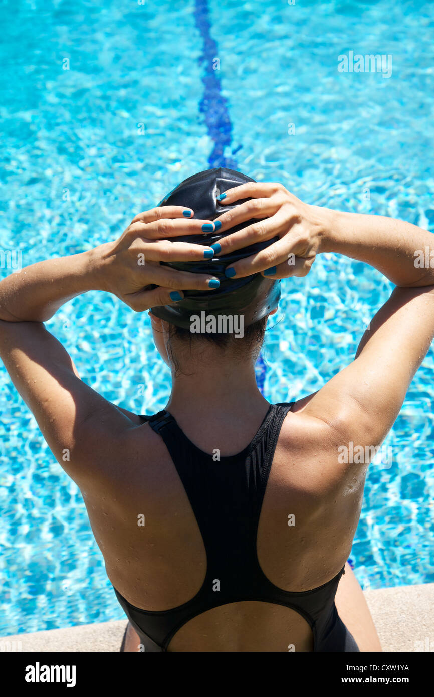 Mujer con traje de baño para nadar en una piscina de agua azul Fotografía  de stock - Alamy