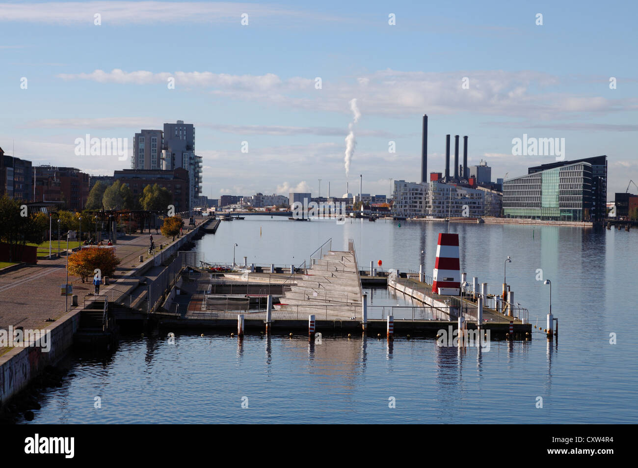 Un desolado de octubre fuera de temporada de baño puerto de Copenhague en las Islas Brygge en Copenhague a la espera de una nueva temporada. La piscina de invierno está todavía en curso. Foto de stock