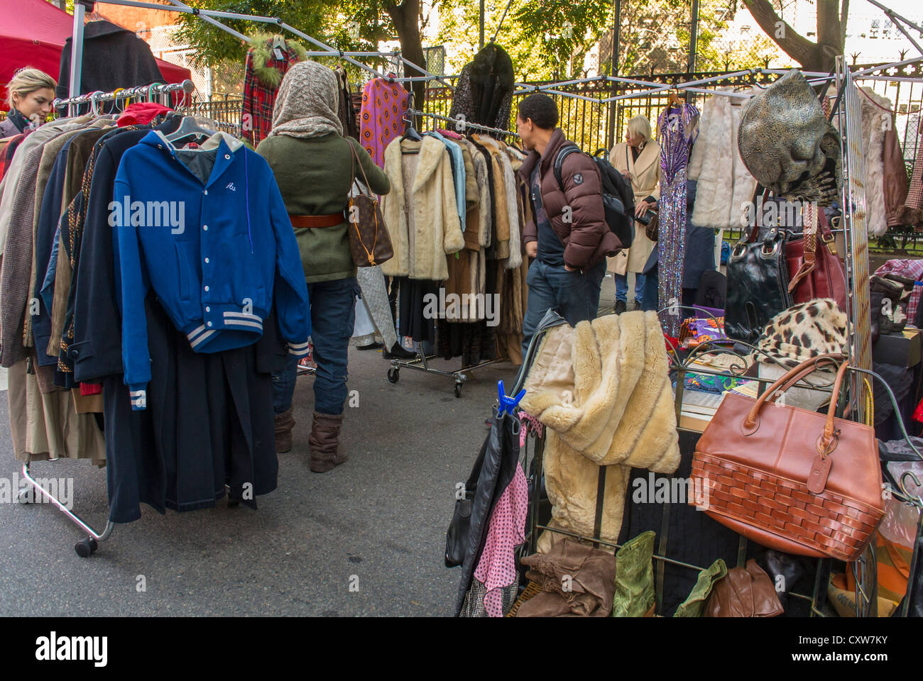 Nueva York, NY, EE.UU., Compras de ropa vintage de mujer en el festival de la calle en Greenwich Village Área, en Greenwich Avenue, mercado de antigüedades Greenwich Foto de stock