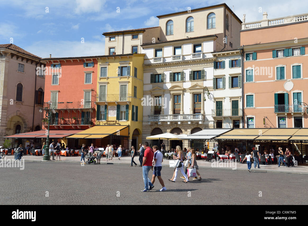 Restaurantes al aire libre, la Piazza Bra, Verona, provincia de Verona, Región de Véneto, Italia Foto de stock
