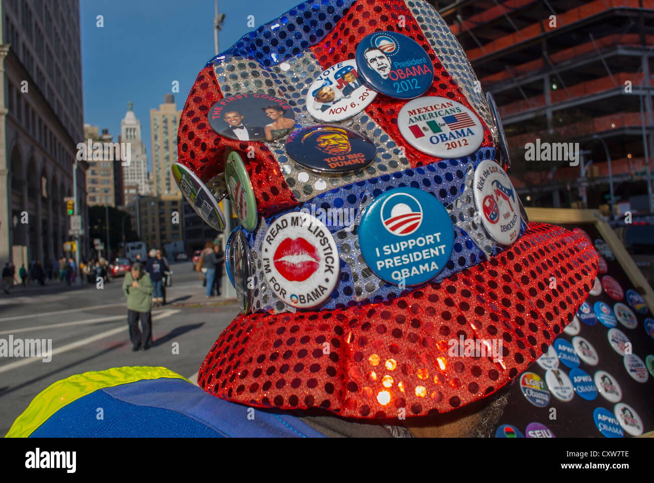 La Ciudad de Nueva York, NY, EE.UU., el presidente Obama de la campaña presidencial de botones en pantalla en Hat vendedor callejero en East Village, Manhattan Foto de stock