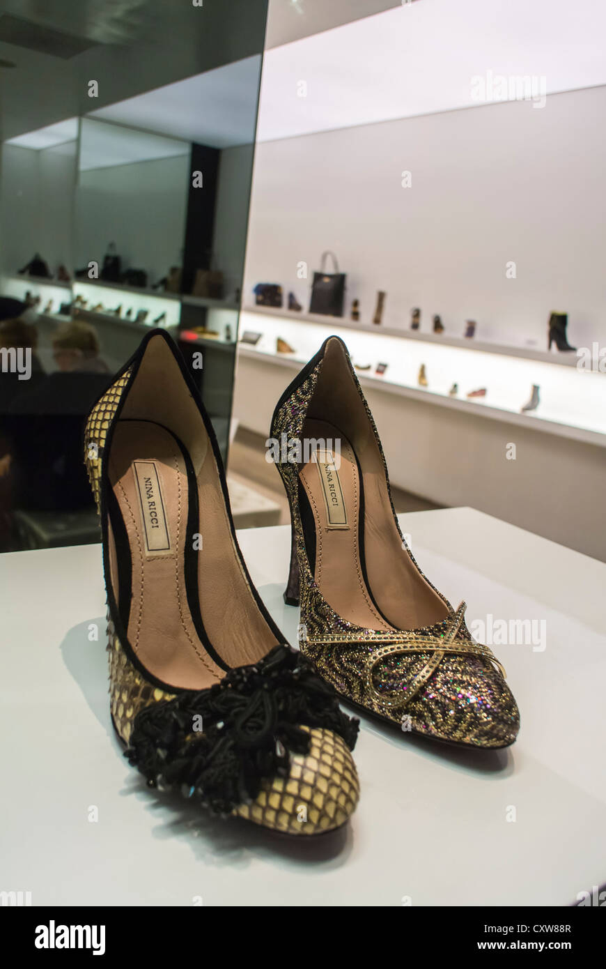 New York City, NY, EE.UU., zapatos de lujo de tacón alto para mujer 'Nina  Ricci' en exhibición en el escaparate de la tienda, tienda 'Iris', ventana  delantera de la tienda, en el