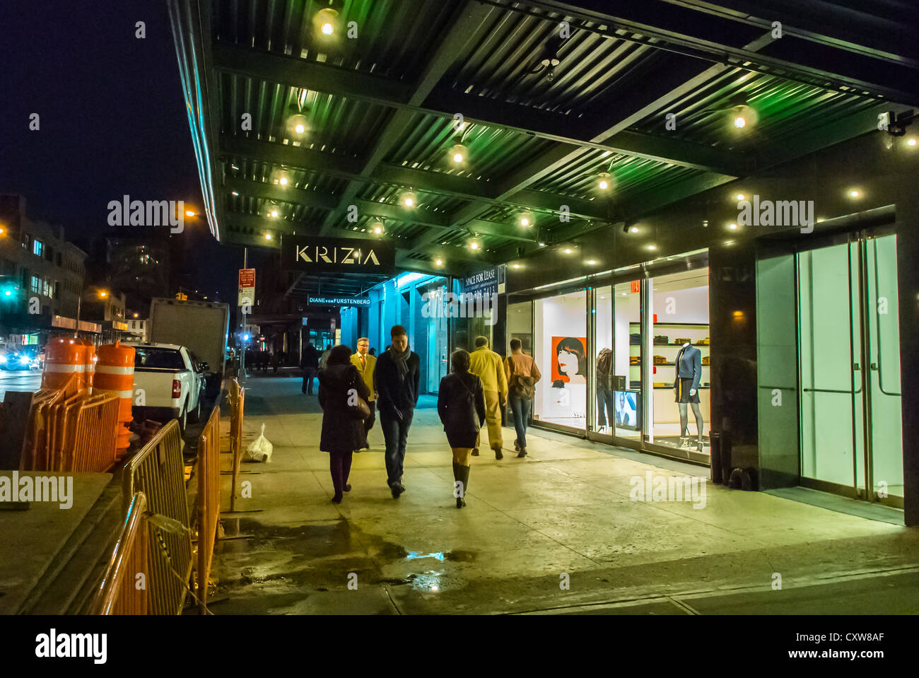 Nueva York, NY, EE.UU., tiendas de gente, caminar por la noche cerca, tienda  de ropa 'Krizia', escenas de la calle, en Manhattan, el distrito de  embalaje de carne, caminata urbana, luces al