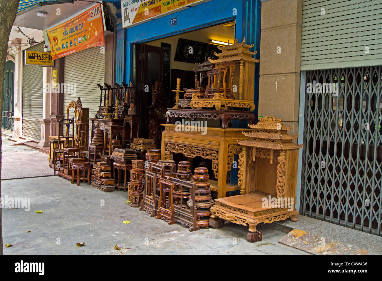 Una tienda de muebles de madera muebles hechos a mano y tallados en Hai  Phong Vietnam Fotografía de stock - Alamy