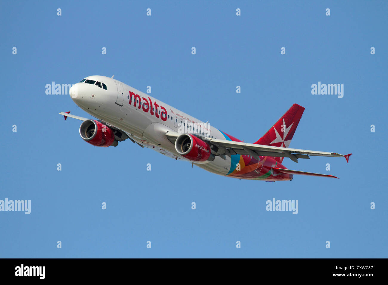 Airbus A320 de Air Malta avión de pasajeros en vuelo Foto de stock