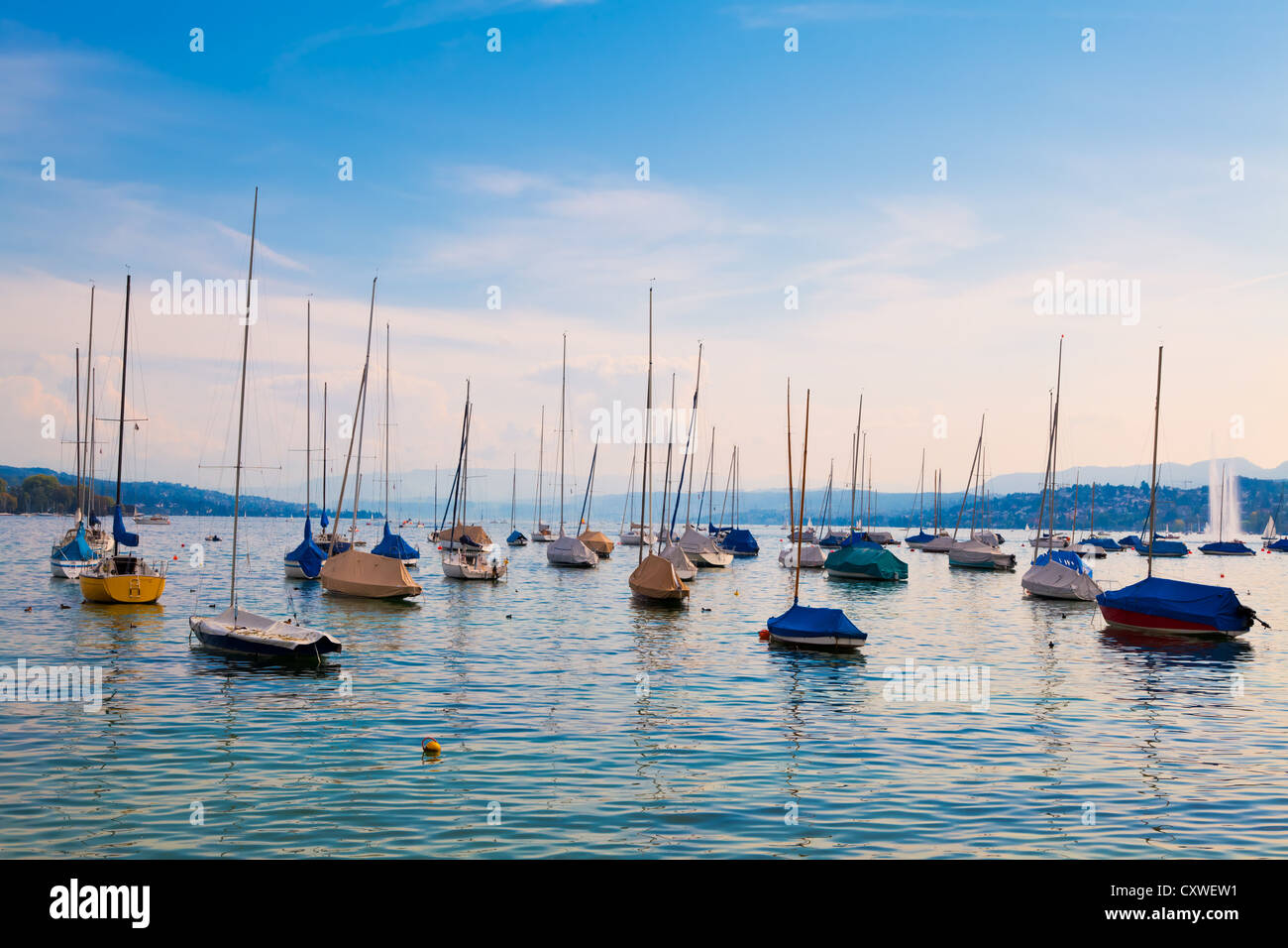 Barcos amarrados en el lago de Zurich, Suiza Foto de stock