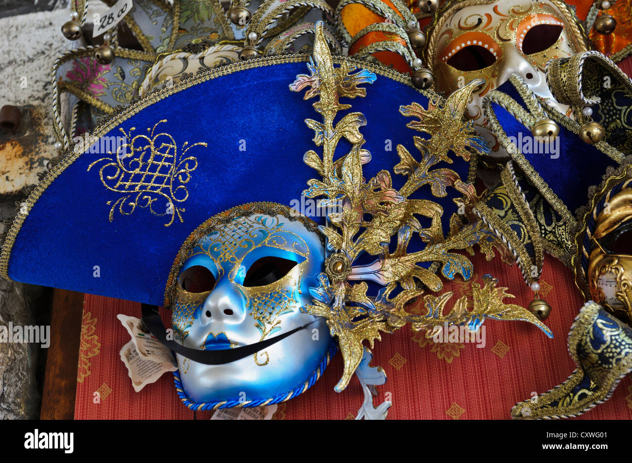 Deep Blue pintados a mano una máscara veneciana, Venecia, Italia. Foto de stock