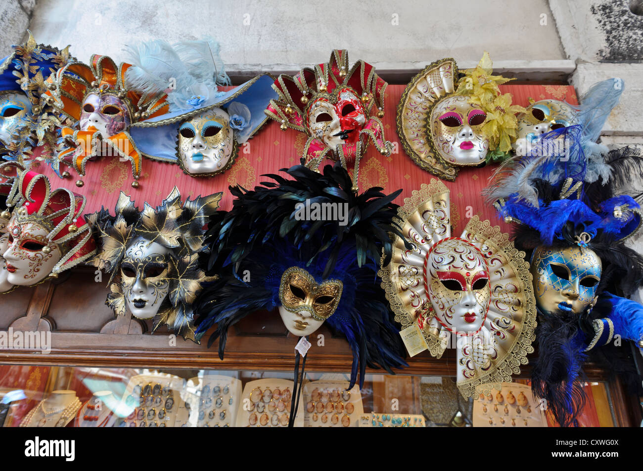 Pintado a mano máscaras venecianas, Venecia, Italia. Foto de stock