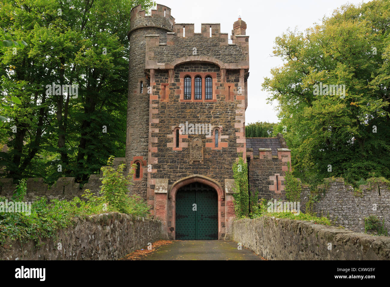 Torre barbacana gate la entrada al castillo de Glenarm en Glenarm, Condado de Antrim, Irlanda del Norte, Reino Unido, Gran Bretaña Foto de stock