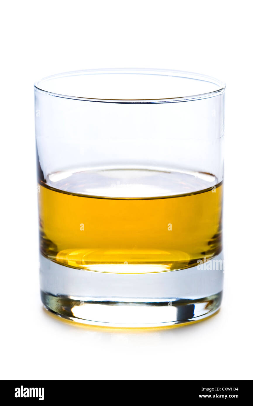 Un vaso de whisky o whiskey aislado sobre un fondo blanco. Foto de stock