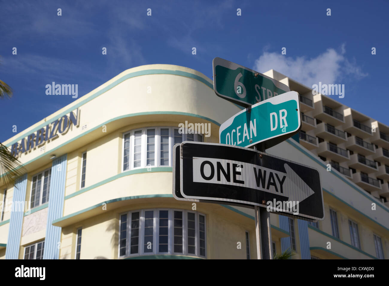 Ocean Drive y 6th Street en el distrito art deco de Miami South Beach, Florida, EE.UU. Foto de stock