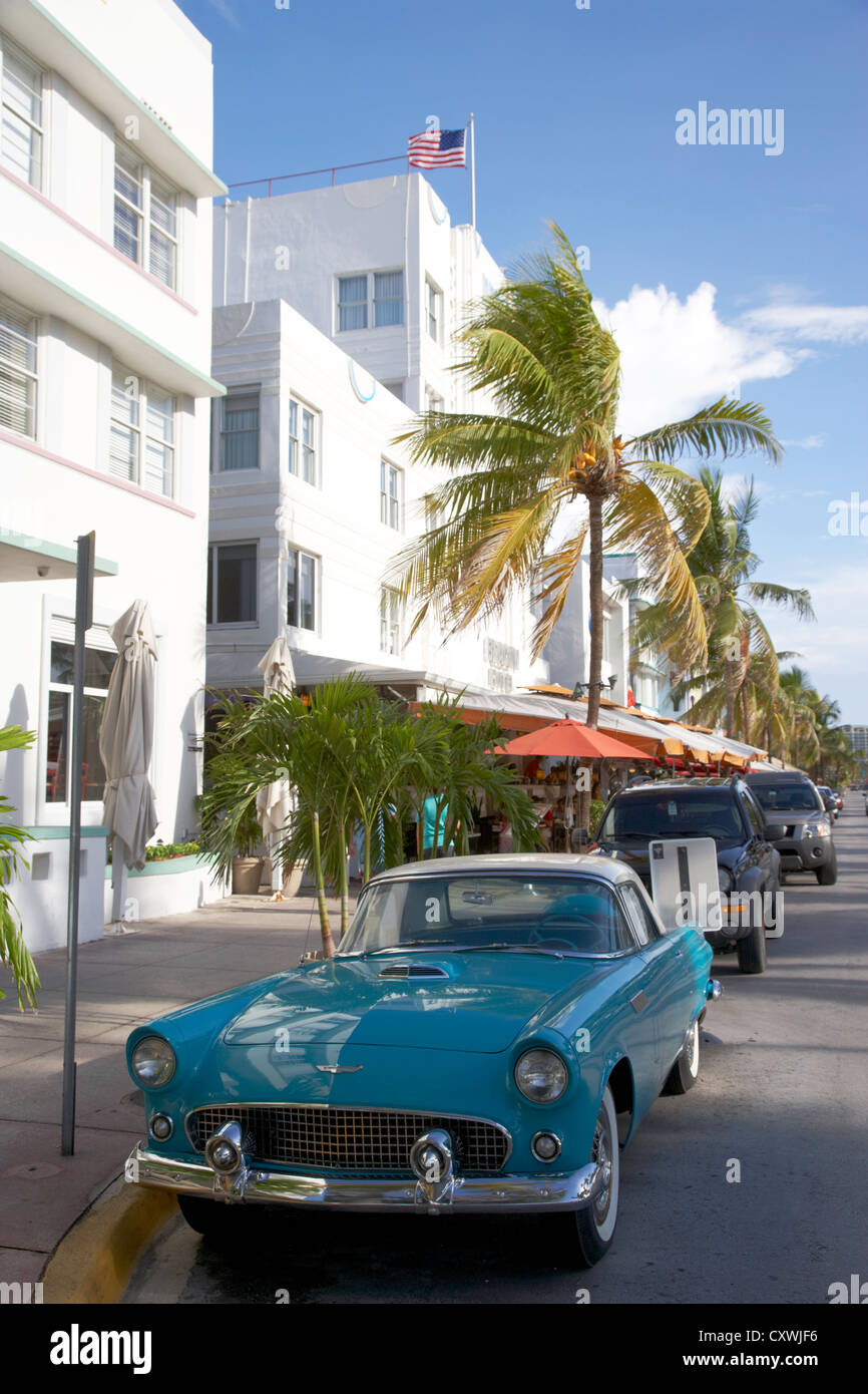 Classic ford thunderbird fuera del Avalon Hotel Ocean Drive en el distrito art deco de Miami South Beach, Florida, EE.UU. Foto de stock