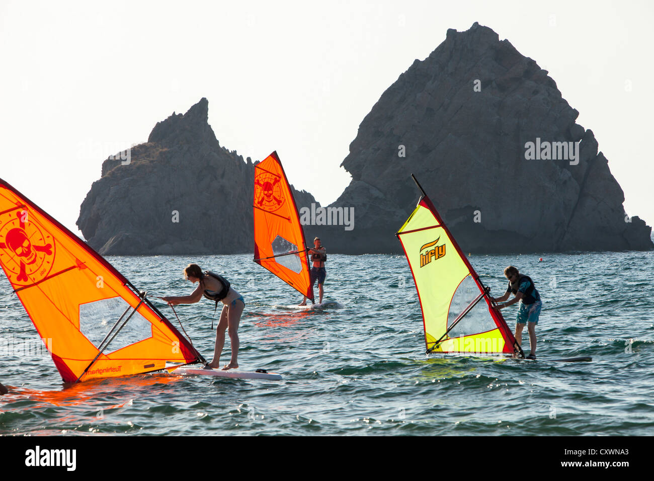 Alumno windsurfistas off en Myrina Lemnos, Grecia. Foto de stock