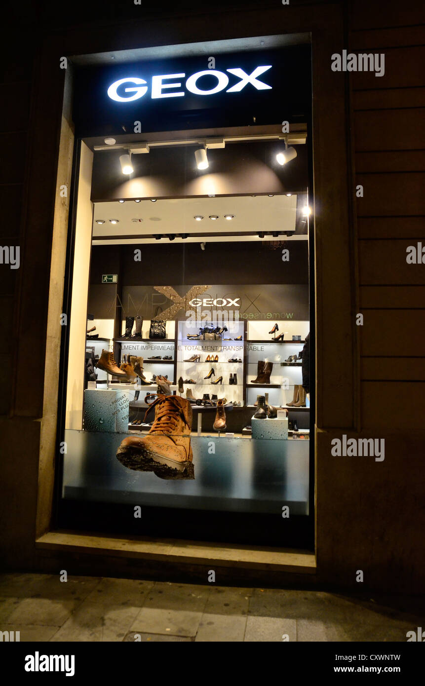 donante regla Lubricar Geox shop en la calle Pelayo - Barcelona Fotografía de stock - Alamy