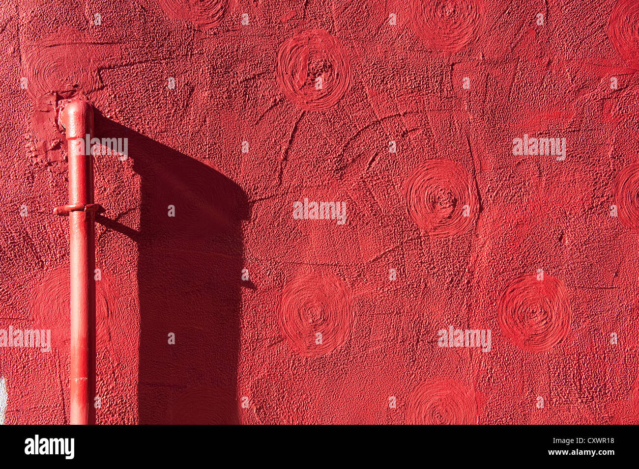 Tubo de pared roja soleada duras larga sombra fine art Foto de stock