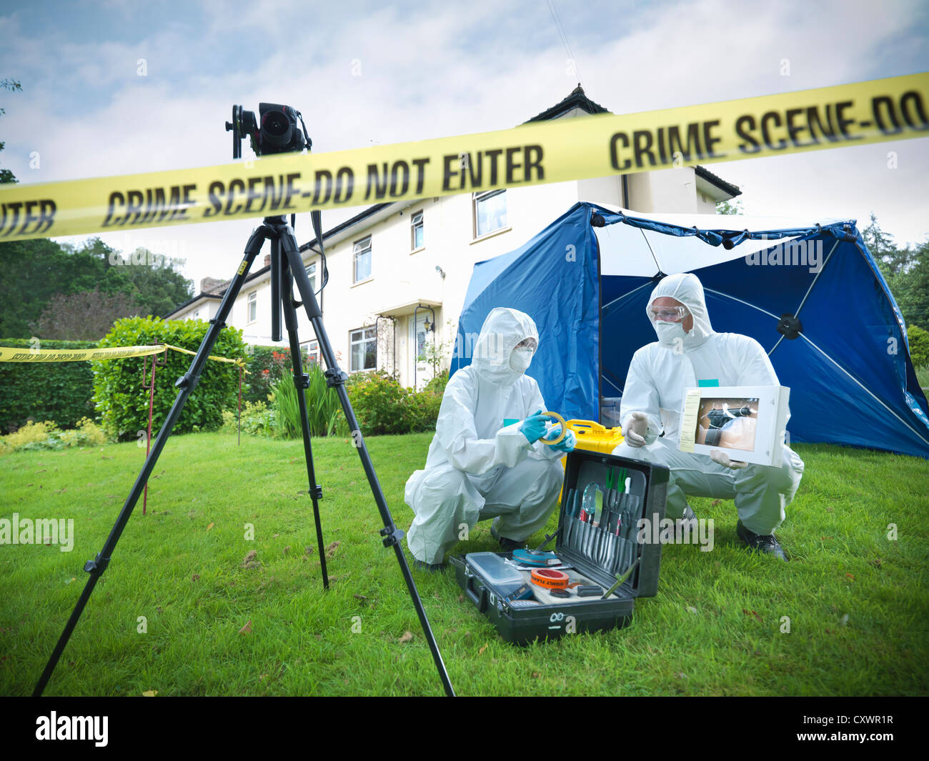 Los científicos forenses en la escena del crimen Foto de stock