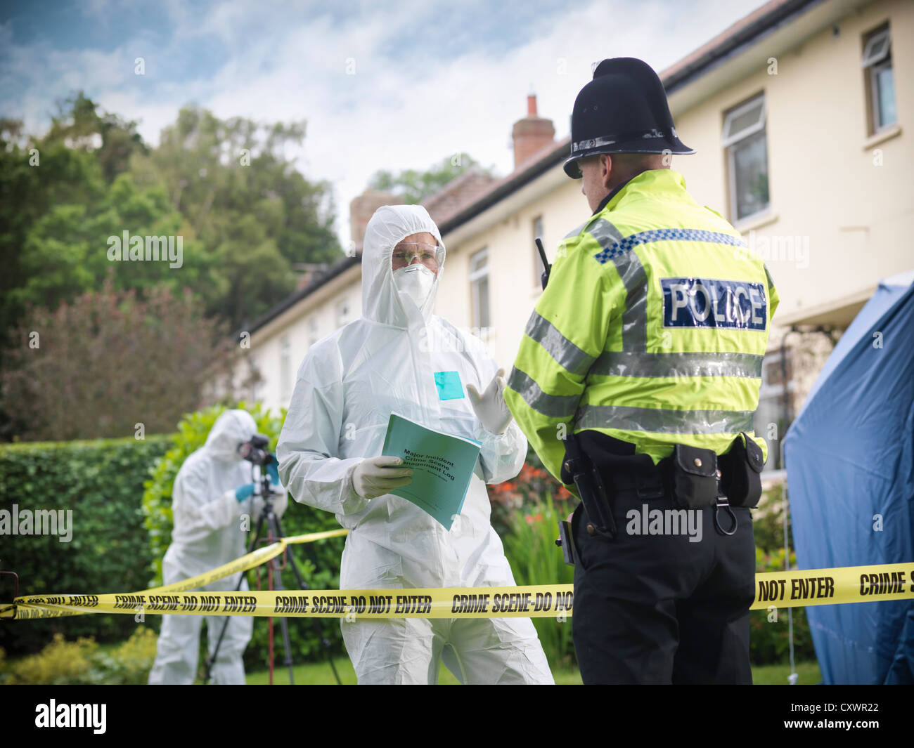 Los científicos forenses en la escena del crimen Foto de stock