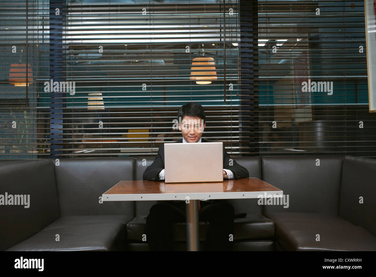 Empresario con laptop en cafe Foto de stock