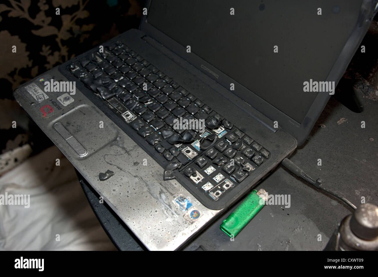 Ordenador portátil derretido quemado fuego fallo eléctrico Fotografía de  stock - Alamy