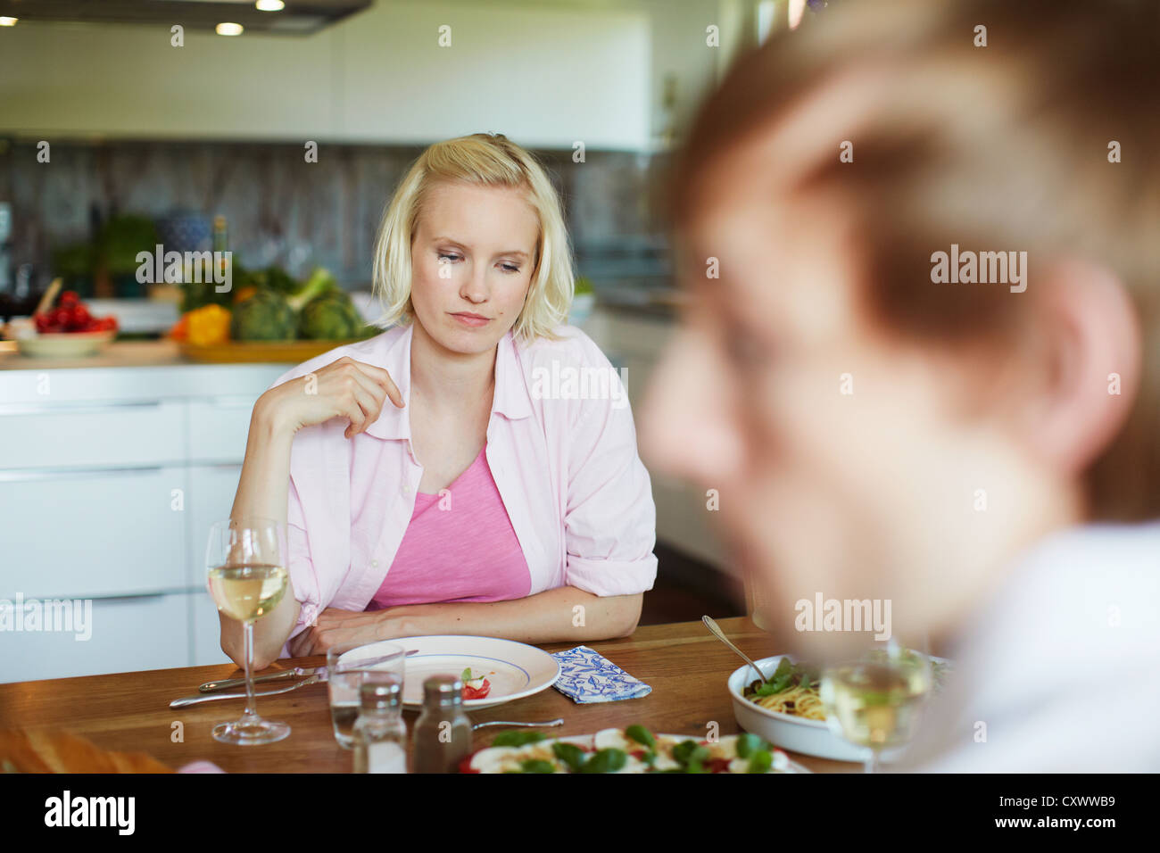 Par comer juntos en la mesa Foto de stock