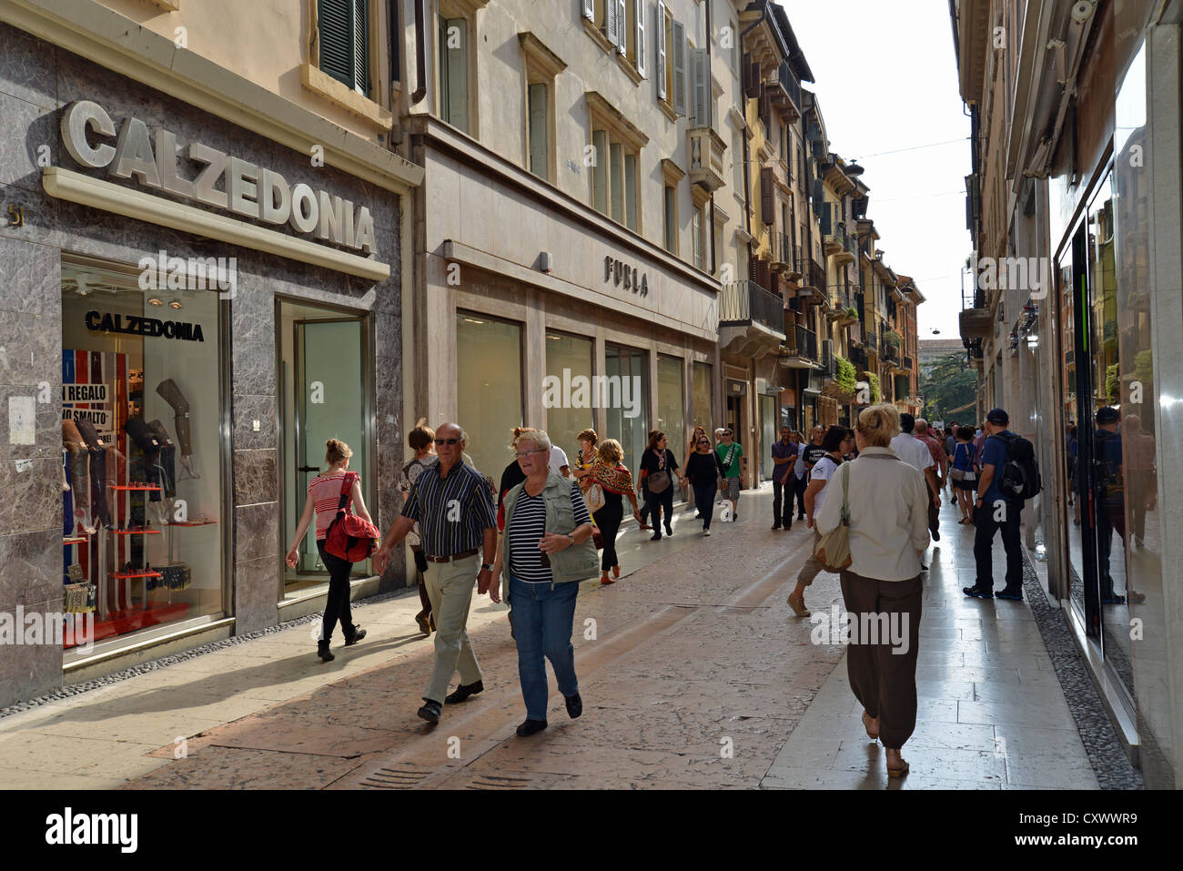 Via Mazzini (calle comercial), Verona, provincia de Verona, Región de Véneto, Italia Foto de stock