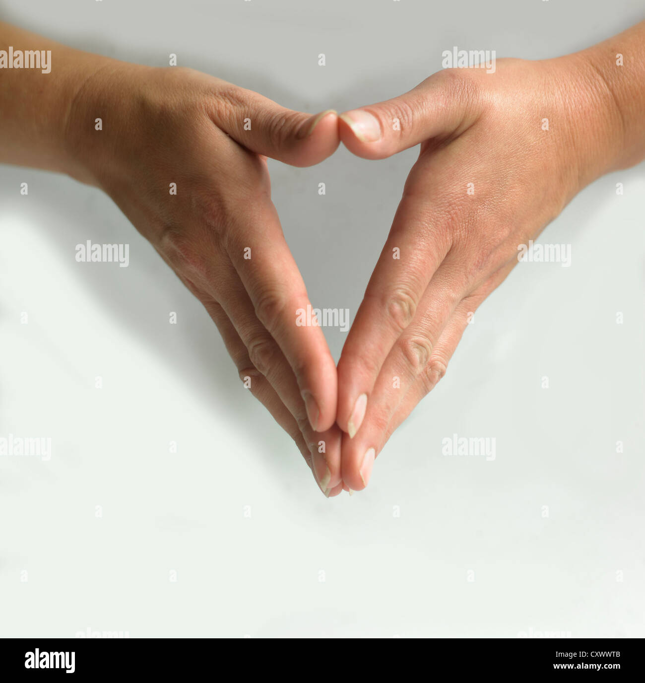 Tocar los dedos de rezar o hacer triángulo Fotografía de stock - Alamy