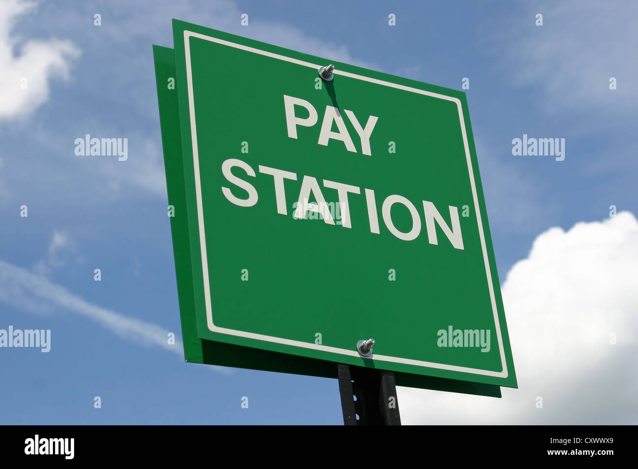 Un letrero verde que dice pagar station Foto de stock