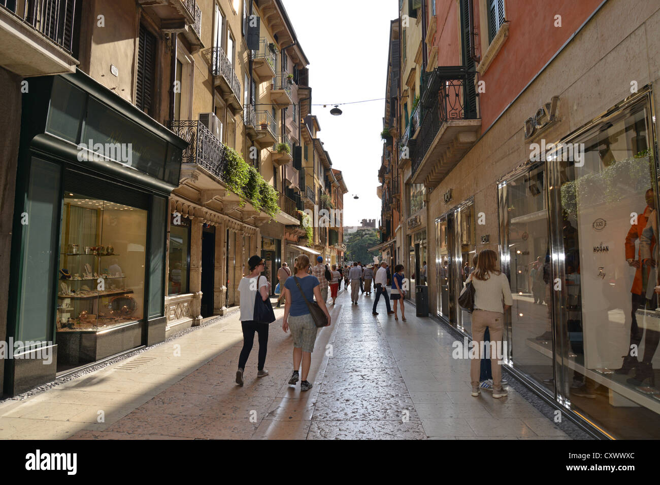 Via Mazzini (calle comercial), Verona, provincia de Verona, Región de Véneto, Italia Foto de stock