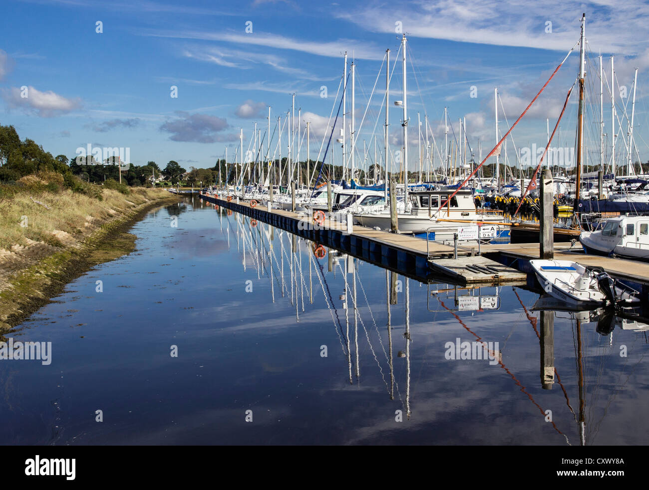 Lymington Marina, yates fondeados, Hampshire, Inglaterra, Reino Unido. Europa Foto de stock