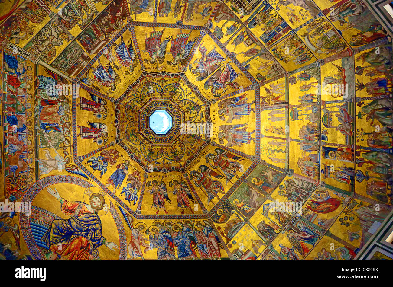 Enfrente del Duomo de Florencia se encuentra el baptisterio. Está coronada por un magnífico techo de mosaico. Foto de stock