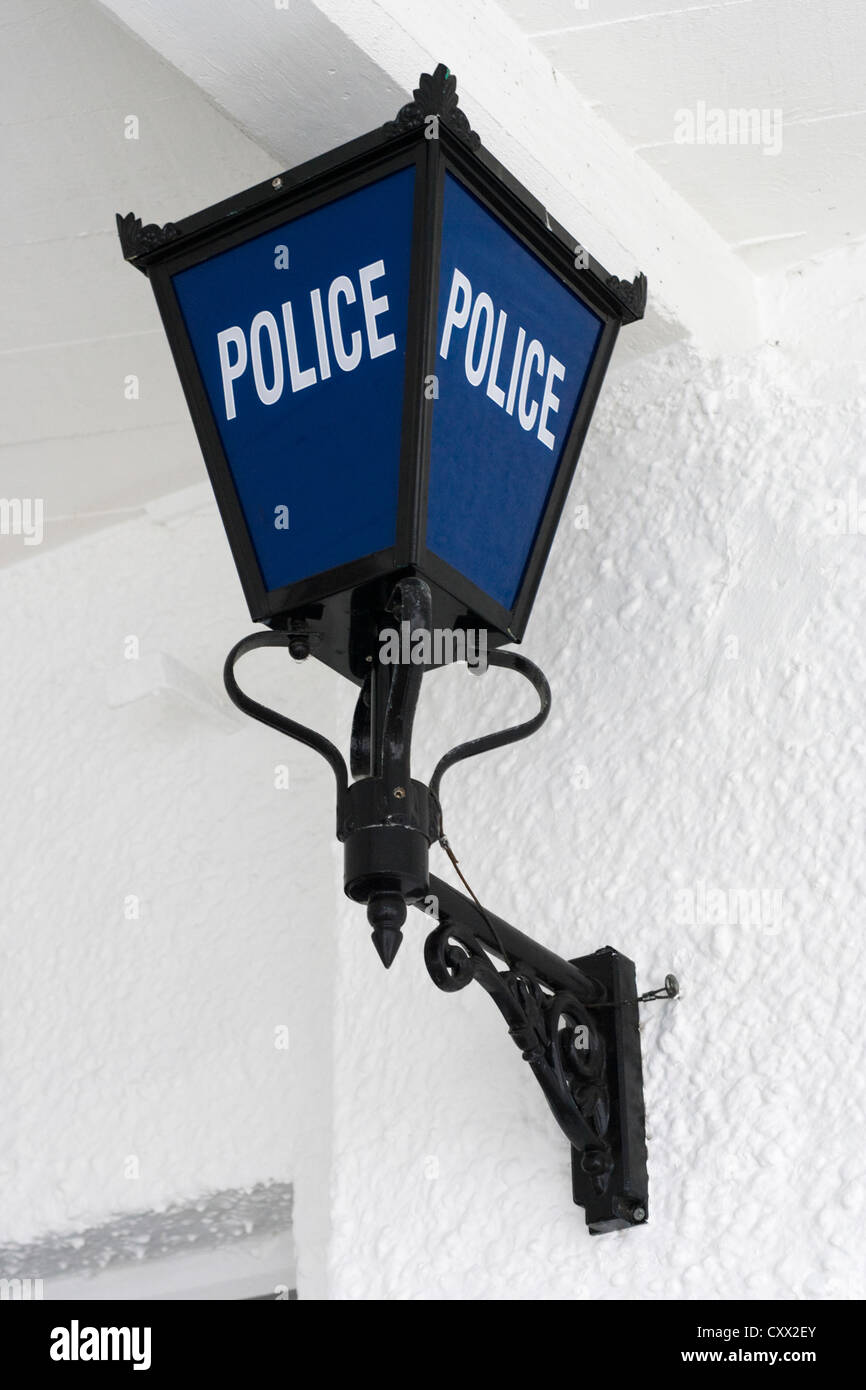 A la antigua usanza tradicional Policía británica UK linterna de pared fuera de una estación de policía, Inglaterra Foto de stock
