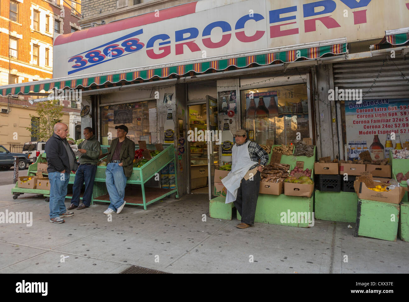 Nueva York, NY, EE.UU., Escenas callejeras, tiendas de comestibles de conveniencia en Broadway, 'Sugar Hill', en español Harlem, Manhattan, migrantes de tiendas multiétnicas en EE.UU Foto de stock