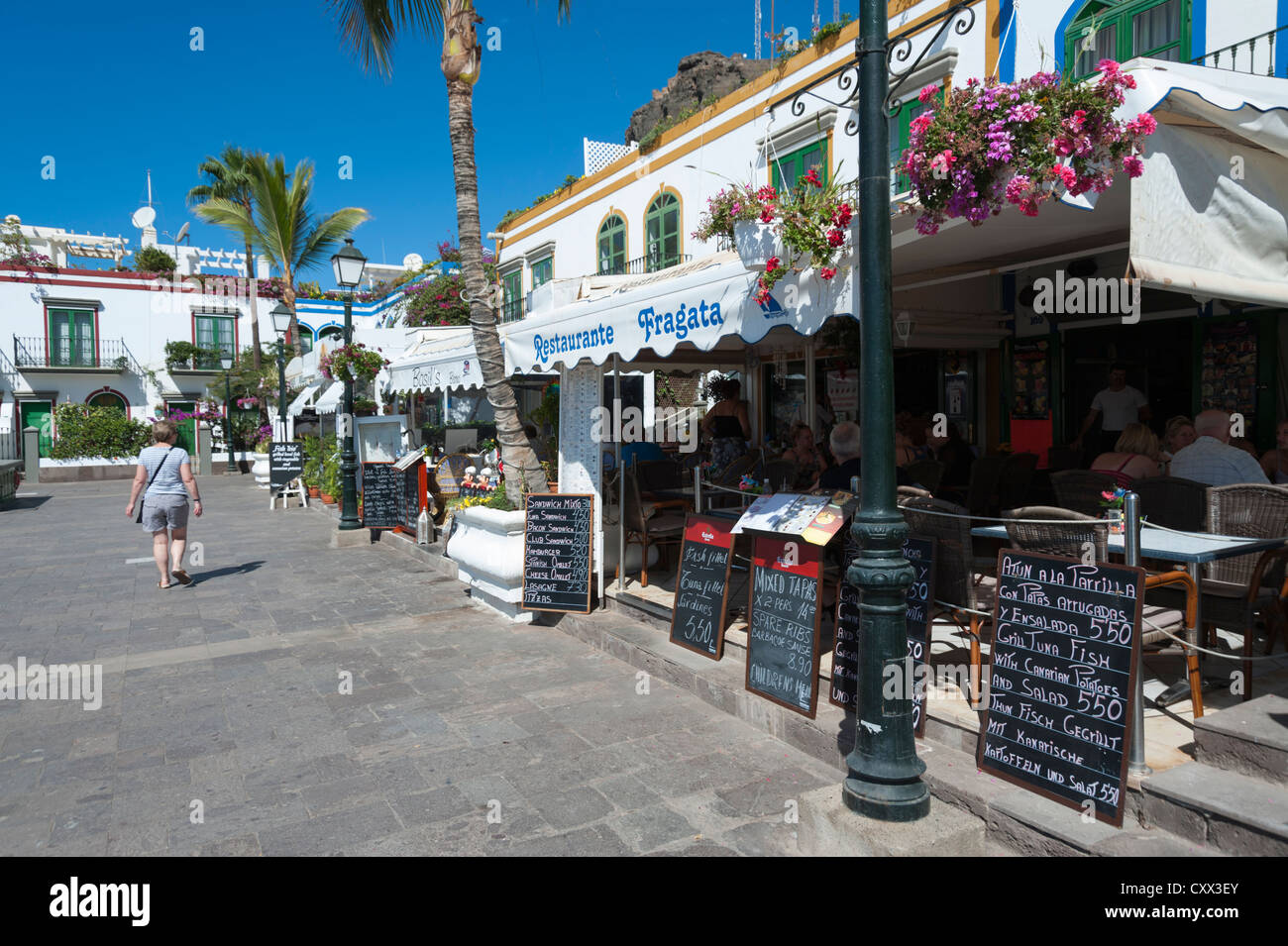 Restaurantes y cafés en la parte frontal del puerto en el Puerto de Mogan,  Gran Canaria, Islas Canarias con menús fuera Fotografía de stock - Alamy