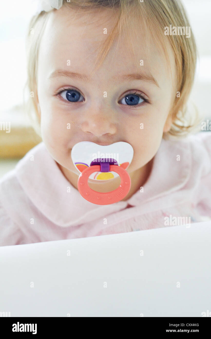 Bebé chupando chupete fotografías e imágenes de alta resolución - Alamy