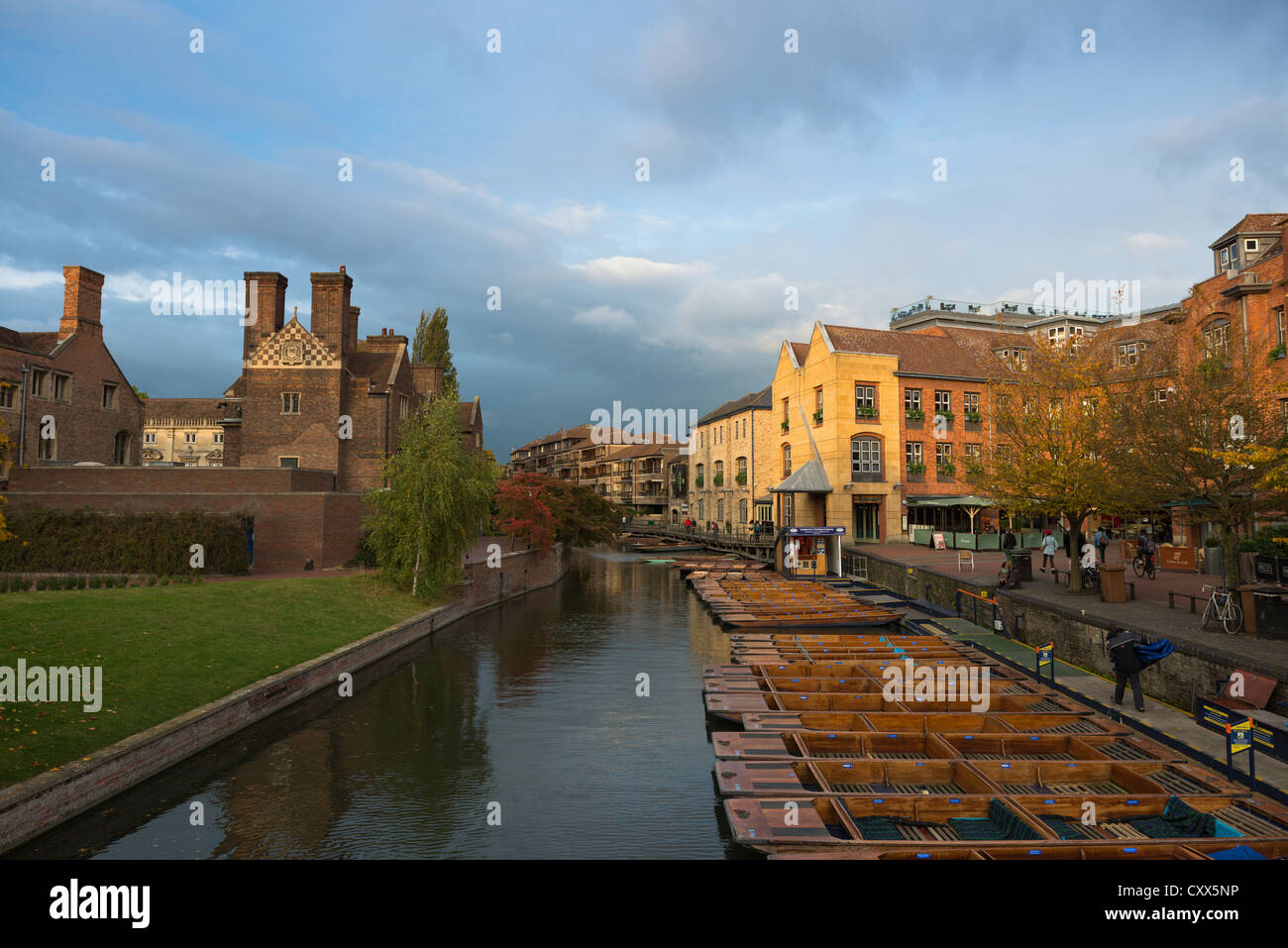 El Magdalene College y 'El Muelle' en los bancos del río Cam en otoño, Cambridge, Inglaterra, Reino Unido. Foto de stock