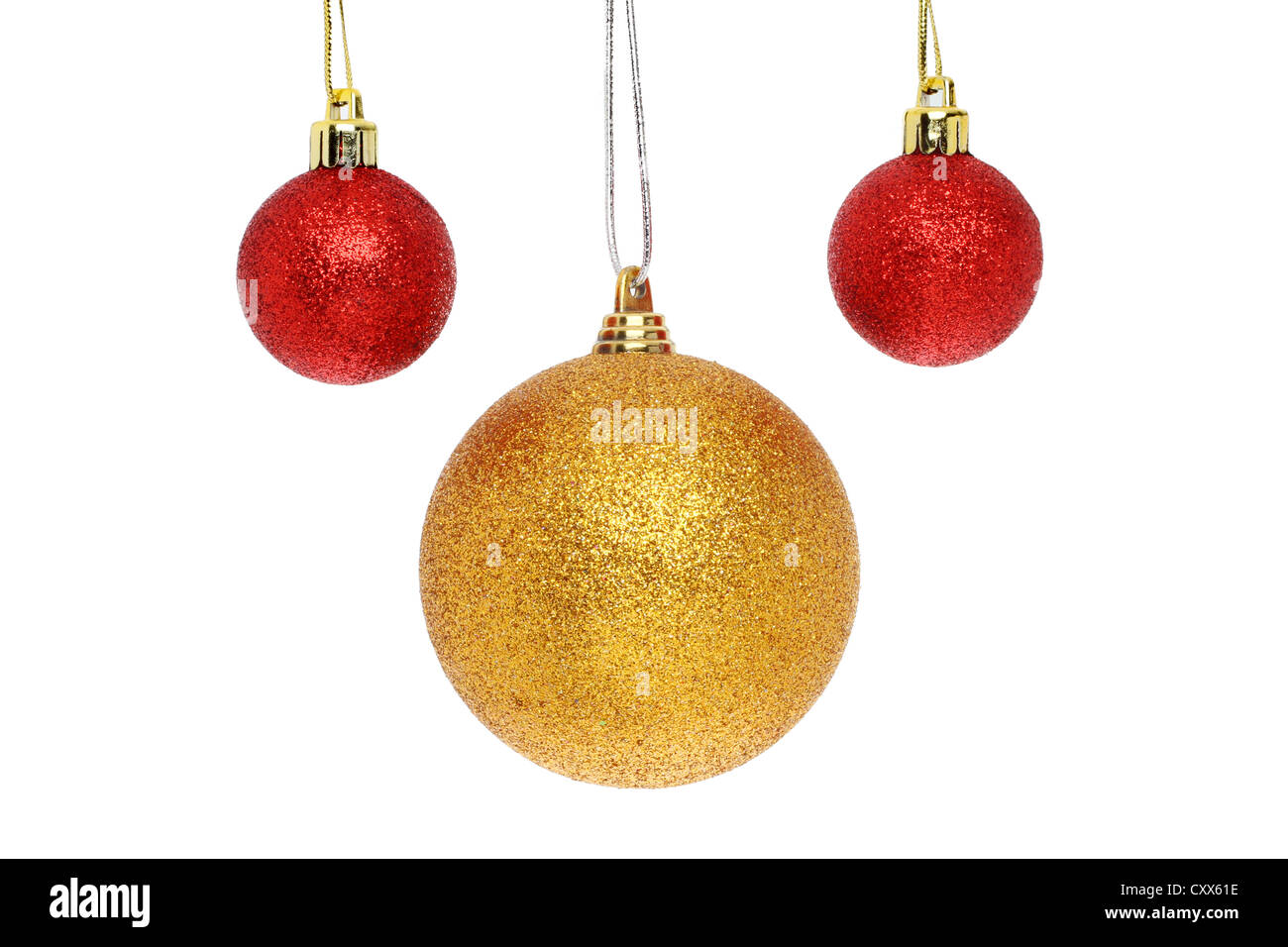 Rojo y Oro bolas de Navidad contra un blanco aislado Foto de stock