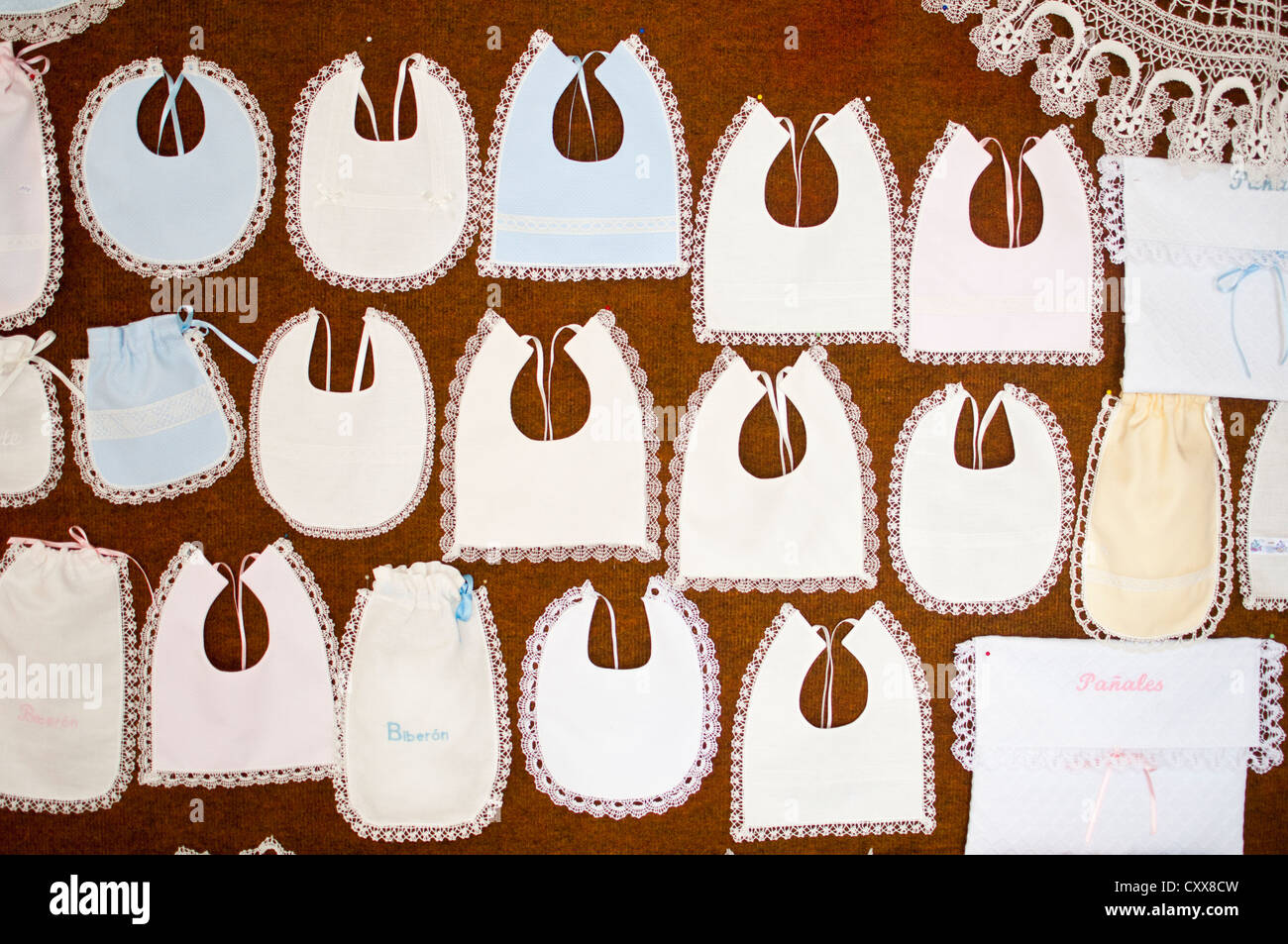 Los bebés Baberos con bordes intrincados diseños de encaje artesanal de  Camariñas, España Fotografía de stock - Alamy