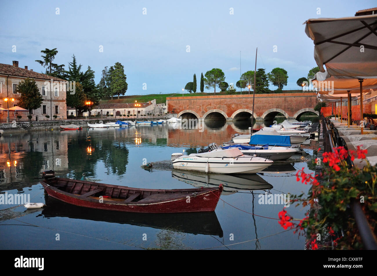 Puerto Boat al anochecer, Peschiera del Garda, el Lago de Garda, provincia de Verona, Región de Véneto, Italia Foto de stock