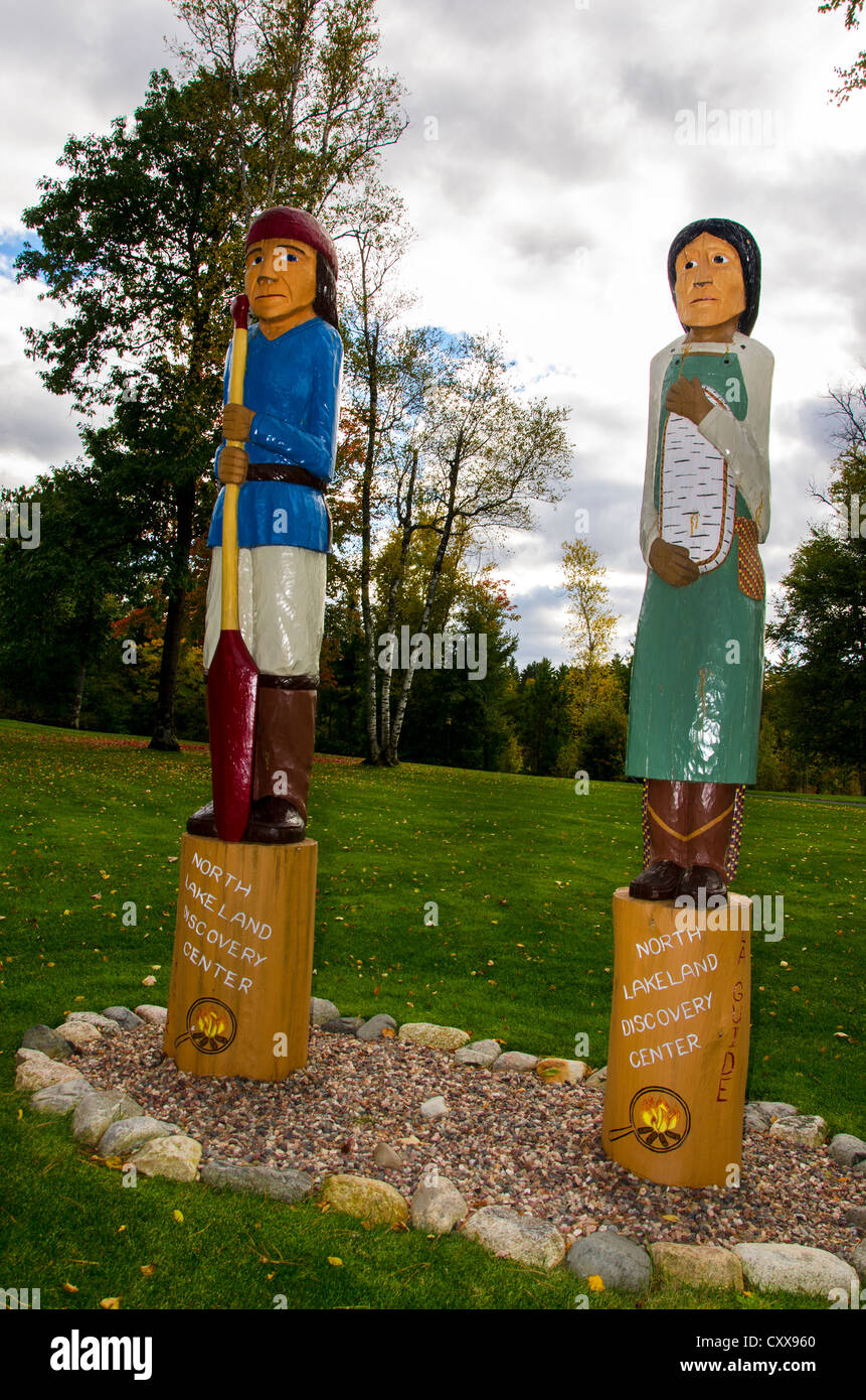 Las estatuas de los nativos americanos en el norte de Lakeland Discovery Center en Manitowish Waters, Wisconsin. Foto de stock
