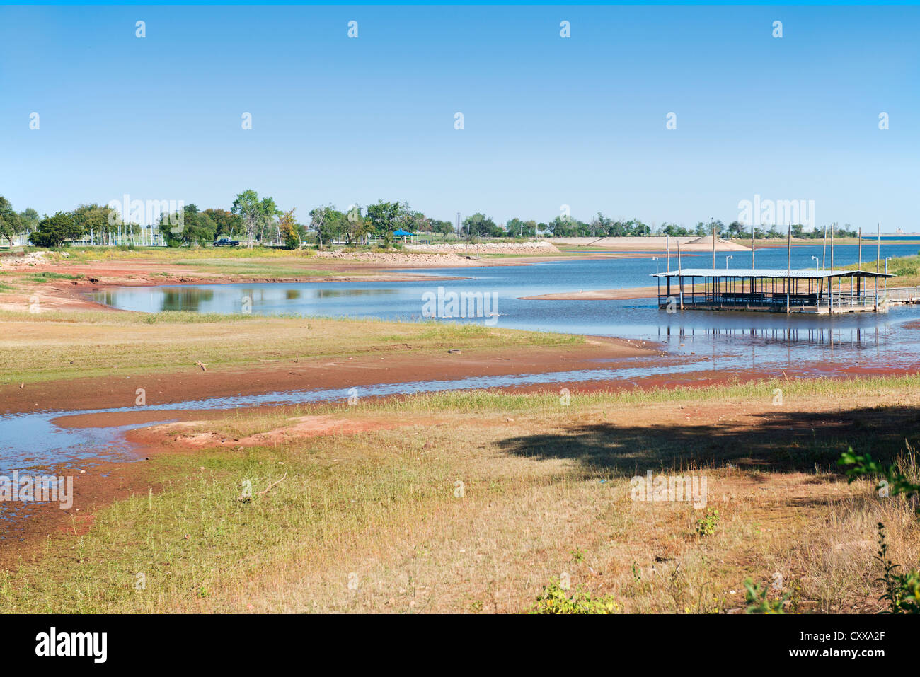 Lago Hefner en Oklahoma City que muestran los efectos de una grave sequía en Oklahoma, 2012. Ee.Uu.. Foto de stock