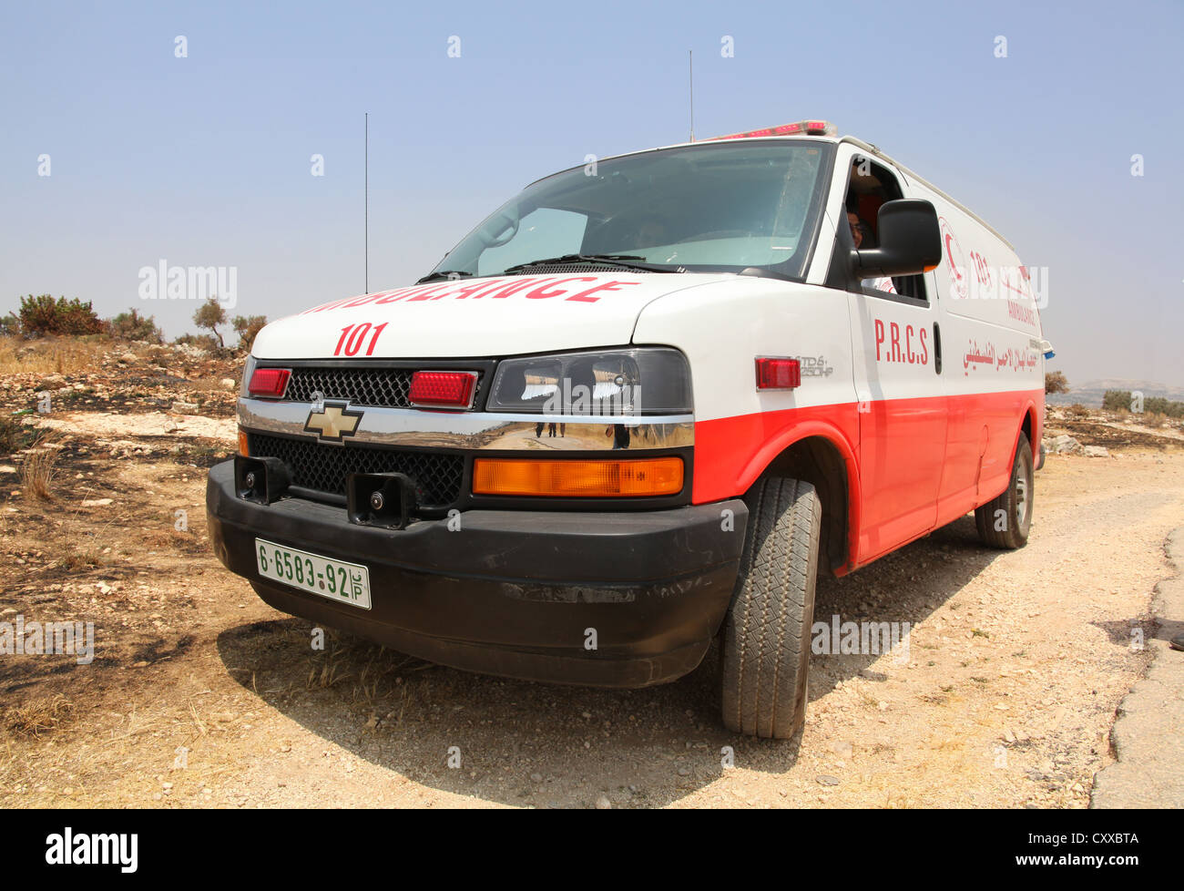 Carreras de ambulancias palestinas a una emergencia a B'lin village, Territorios Palestinos Ocupados Foto de stock
