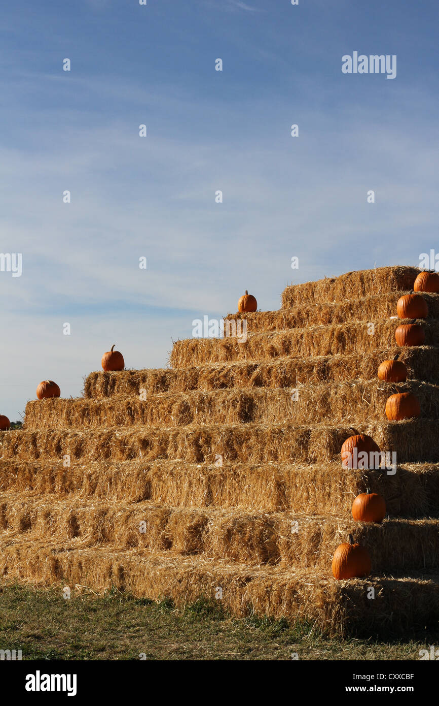 Una pirámide de fardo de heno. Foto de stock